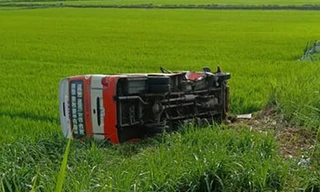 Xe buýt lao xuống ruộng ở Nghệ An, khiến hành khách thiệt mạng