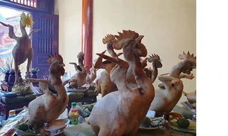 Gà cúng được con cháu dòng họ Lê Quang dâng lên tế tổ. Ảnh: Đức Hùng