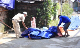 Sáng ngày 6/9, nhiều công nhân tiếp tục việc quây bạt xung quanh khu vực giáp ranh giữa nhà máy và khu dân cư tại ngõ 342, đường Hạ Đình, phường Hạ Đình, quận Thanh Xuân, Hà Nội. (Ảnh: Trần Thanh).