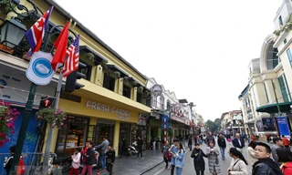 Cờ Mỹ, cờ Triều Tiền và cờ Việt Nam được trang trí tại đường phố ở Hà Nội. (Ảnh: Minh Quyết/TTXVN)