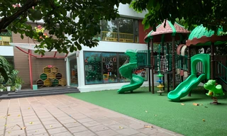 Cơ sở mầm non Maple Bear Westlake Point tại 24 Quảng Bá (Tây Hồ, Hà Nội) cửa đóng then cài, không có học sinh. Ảnh: Đỗ Hợp