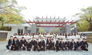 Tập thể lớp 9A01 cùng giáo viên chủ nhiệm. 