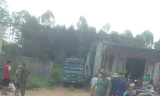 Hiện trường vụ người đàn ông chết dưới gầm xe.