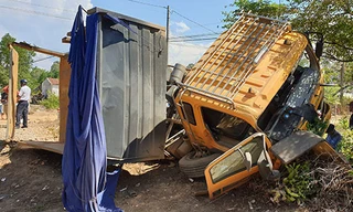 Xe tải bị biến dạng. Ảnh: Đắc Thành.