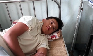 Trần Văn Cường (16 tuổi) bị sốt cao, đang được chăm sóc tại bệnh xá Bộ đội Biên phòng Quảng Trị
