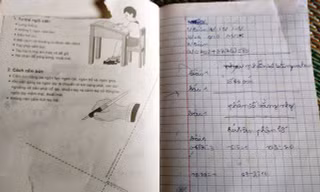 Những vở học của những học sinh "ngồi nhầm lớp"