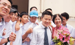 GS Ngô Bảo Châu với cô giáo dạy văn Đặng Thanh Hoa