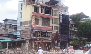 Bắt đầu tháo dỡ ngôi nhà 4 tầng	Ảnh: Nguyễn Tú