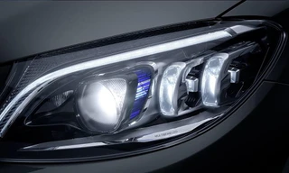 Lái xe nên sử dụng đèn như thế nào để đảm bảo an toàn?