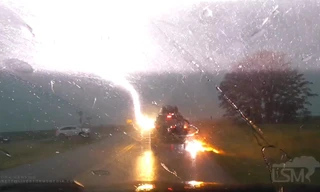 Sét đánh trúng ô tô đang di chuyển trên đường