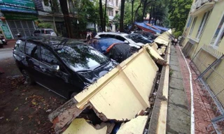 Bị tường đổ vào xe, chủ xe sẽ được bảo hiểm đền ra sao?