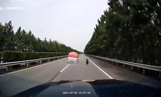 Xe bán tải rơi lốp khi đang chạy trên cao tốc