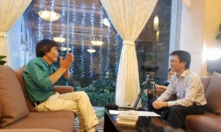 Nhà báo Nguyễn Tuấn Anh trong một cuộc phỏng vấn TS Lê Thẩm Dương. Ảnh: Nguyễn Tiến Dũng.