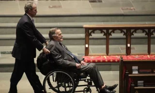 Cựu Tổng thống Mỹ George Bush nhập viện một ngày sau đám tang vợ