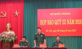 Thiếu tướng Nguyễn Văn Đức (giữa) chủ trì họp báo. Ảnh: Nguyễn Minh