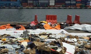 Xót xa giữa đống tư trang còn lại của hành khách máy bay JT 610