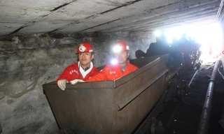 Nhân viên cứu hộ tiếp cận hiện trường một vụ sập hầm mỏ tại Trung Quốc. (Ảnh: Pri.org)