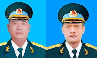 Hai phi công Khuất Mạnh Trí (ảnh phải) và Phạm Giang Nam được truy thăng quân hàm.