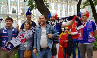 Cổ động viên Pháp chụp ảnh với khách du lịch ở bảo tàng Hermitage. Ảnh: Lê Xuân Sơn