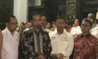 Tổng thống Indonesia gặp gia đình các nạn nhân. (Ảnh: Đỗ Quyên/Vietnam+)