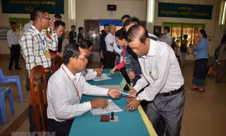 Cử tri làm thủ tục kiểm tra và nhận phiếu bầu tại phòng phiếu số 1697 ở thành phố Ta Khmau, tỉnh Kandal. (Ảnh: TTXVN)