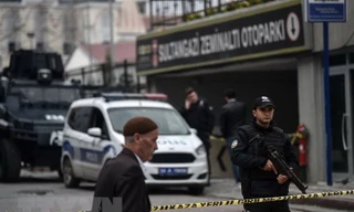 Cảnh sát Thổ Nhĩ Kỳ điều tra tại một bãi xe ngầm, nơi phát hiện ôtô của lãnh sự quán Saudi Arabia được bỏ lại, ba tuần sau cái chết của nhà báo Jamal Khashoggi, ngày 23/10. (Nguồn: AFP/TTXVN)