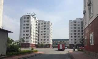 Vị trí đặt cây ATM nằm tại chung cư 9 tầng CT1-thuộc chung cư Than Nam Mẫu, ngay gần quốc lộ 18 và bên cạnh công ty Cao su Sao vàng, có rất đông công nhân đang nằm việc. (Nguồn: TTXVN phát)