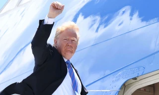Tổng thống Mỹ Trump lên Không lực Một rời Singapore