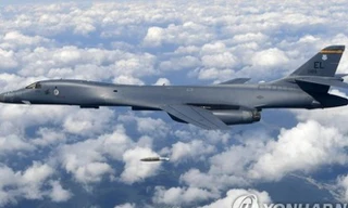 Xem oanh tạc cơ B1-B Lancer hủy diệt mục tiêu mặt đất