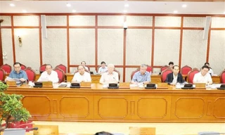 Tổng Bí thư Nguyễn Phú Trọng (giữa) chủ trì cuộc họp. (Ảnh: Trí Dũng/TTXVN)