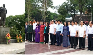 Lãnh đạo TP. Hà Nội đặt lẵng hoa tưởng nhớ, bày tỏ lòng biết ơn sâu sắc đối với vị lãnh tụ vĩ đại V.I. Lenin. Ảnh: Hanoimoi.com.vn