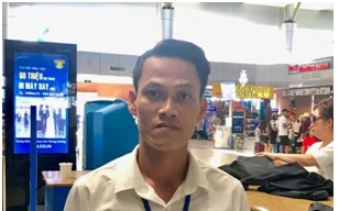 Nhân viên thu gom xe đẩy trả lại tài sản giá trị cho hành khách