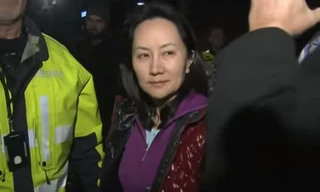 Mạnh Vãn Chu, giám đốc tài chính của Huawei, ngày 13/12 bước ra khỏi tòa án ở Canada sau khi nộp tiền bảo lãnh, những vẫn đối mặt nguy cơ bị dẫn độ sang Mỹ. Ảnh: China Daily