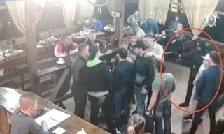 Kẻ giết Zhestokov chĩa súng ở cự ly gần. Ảnh: East2We. 