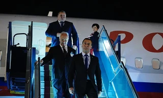 Thủ tướng Nga Dmitry Medvedev bắt đầu thăm chính thức Việt Nam