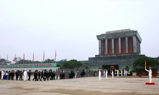 Vào Lăng viếng Bác. (Nguồn: TTXVN)