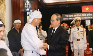 Ông Nguyễn Thiện Nhân, Ủy viên Bộ Chính trị, Bí thư Thành ủy Thành phố Hồ Chí Minh chia buồn cùng gia đình nguyên Thủ tướng Chính phủ Phan Văn Khải. (Ảnh: Thanh Vũ/TTXVN)