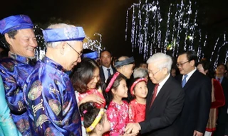 Tổng Bí thư Nguyễn Phú Trọng với nhân dân tại Tượng đài Lý Thái Tổ. (Ảnh: Trí Dũng/TTXVN)