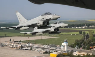 Máy bay chiến đấu Eurofighter không đủ sức đương đầu với hệ thống phòng không S-400 Triumph. Ảnh: Sputnik