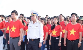 Đoàn đại biểu tham gia hành trình làm lễ dâng hương, thả vòng hoa, hạc giấy tưởng niệm các chiến sĩ hy sinh trong trận chiến bảo vệ Gạc Ma. Ảnh: Xuân Ân