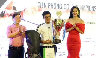Golfer 13 tuổi Nguyễn Bảo Long trở thành người đầu tiên nhận cúp luân lưu Tiền Phong Golf Championship. Ảnh: Mạnh Thắng