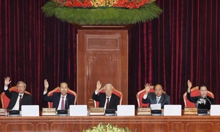 Tổng Bí thư Nguyễn Phú Trọng, Chủ tịch nước Trần Đại Quang, Thủ tướng Nguyễn Xuân Phúc, Chủ tịch Quốc hội Nguyễn Thị Kim Ngân và Uỷ viên Bộ Chính trị, Thường trực Ban Bí thư Trần Quốc Vượng biểu quyết thông qua Nghị quyết Hội nghị Trung ương lần thứ bảy. 