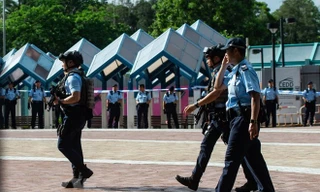Cảnh sát phong tỏa công viên Qarry Bay ở Hong Kong (Trung Quốc) để phục vụ công tác điều tra sau vụ xả súng ngày 26/6. (Ảnh: AFP/TTXVN)