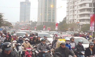 Đổi giờ, xuất hiện một số điểm ùn tắc. Ảnh: Trọng Đảng