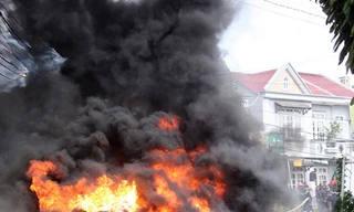 Cháy 10 phuy nhựa đường, náo loạn khu dân cư