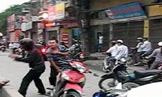 Đánh nhau vì va chạm trên đường (ảnh chụp từ clip)