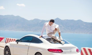 Xuân Nghị hóa “nam thần” điện ảnh khi tạo dáng trên nóc xế hộp tiền tỷ