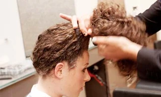 Tóc xoắn búi cao xinh xắn