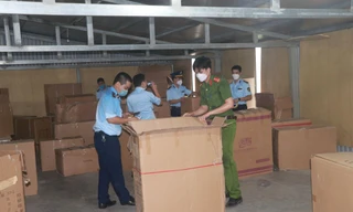 Kho hang chứa hàng chục nghìn sản phẩm đồ chơi trẻ em không có nguồn gốc, xuất xứ bị phát hiện tại Nam Định - Ảnh: Hoàng Long