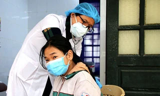 Một học sinh tiểu học tại Hà Nam được khám, điều trị COVID-19 tại nhà - Ảnh: GN